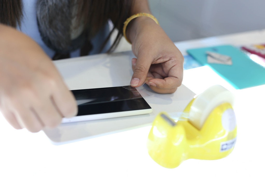 手机不贴膜摔碎是什么样,手机碎了膜都没碎