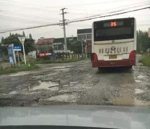 修马路不灌水泥,美国人直接用胶布,这是什么“智障”操作?