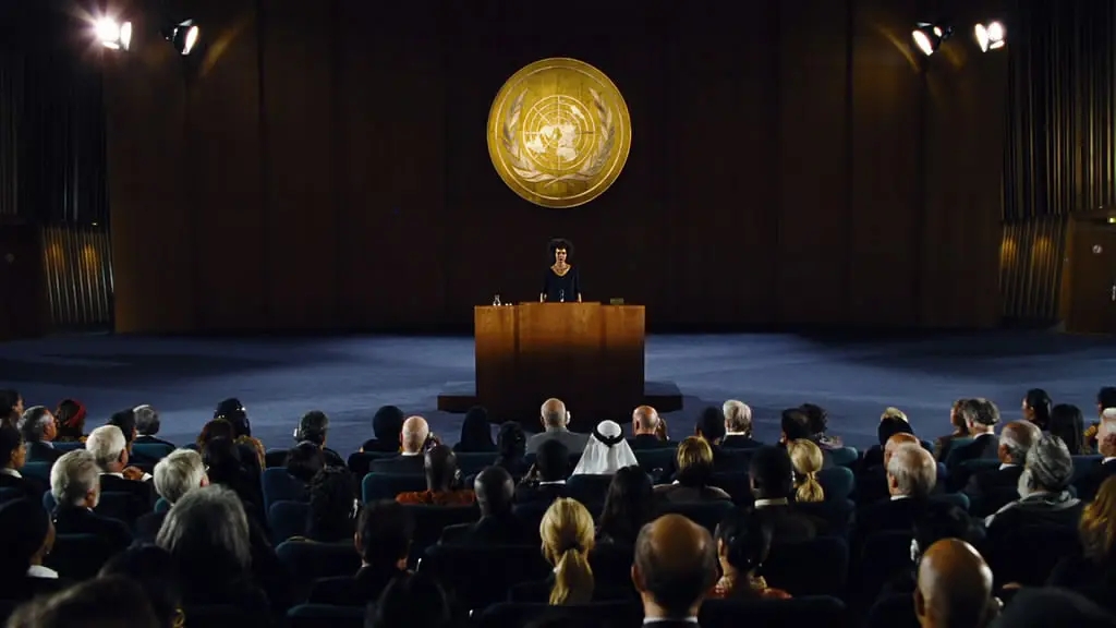 逃离非洲的黑人女名模揭露比中国古代女人裹脚更残忍的女性割礼