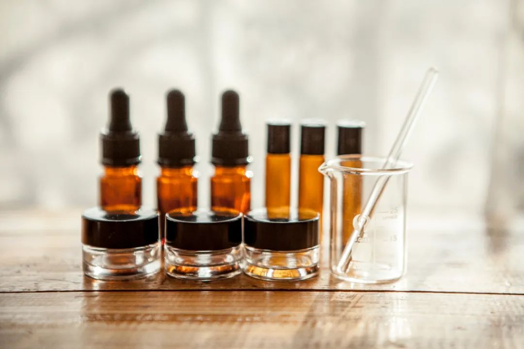 为什么精油可以丰山根,精油为什么可以淡化细纹