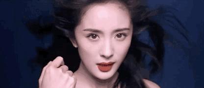 杨迪涂口红的视频,涂了口红怎么喝奶茶