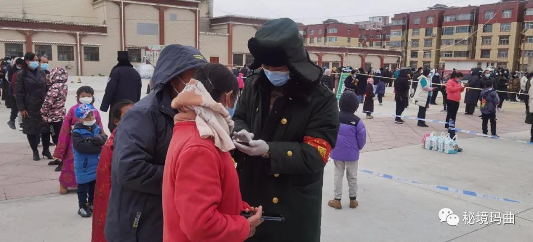 众志成城战疫情坚守岗位保平安,众志成城抗疫情慰问社区暖人心