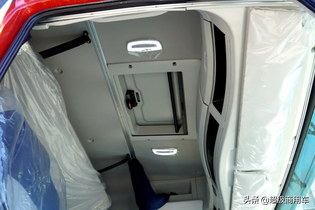 前桥打孔福康国*4六**40马力欧曼EST8x4高栏载货车