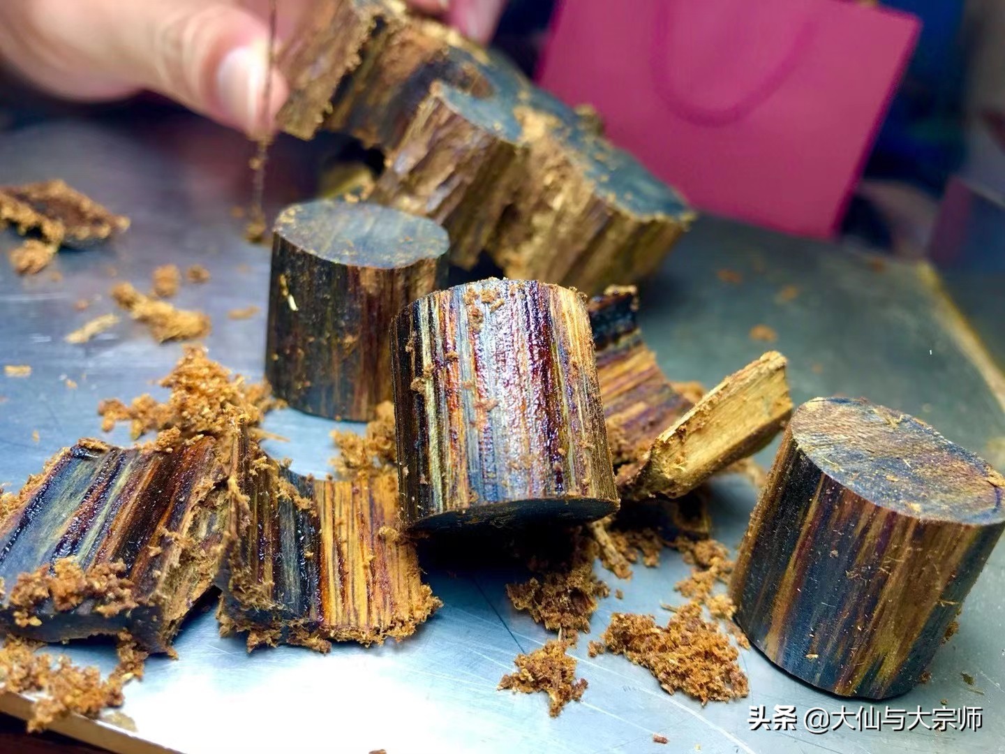 1串43克的绿奇楠手串目前价位多少,100元左右的奇楠手串是真的吗