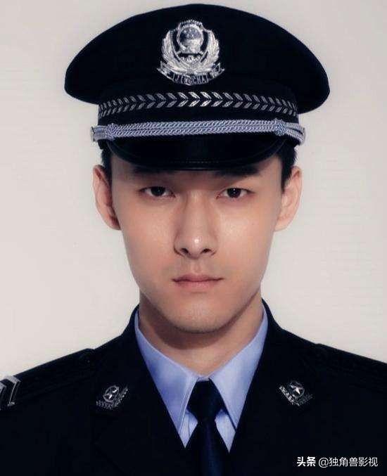 他是沙发上翻滚的贺灿阳，他是余罪的情敌解冰，但他内心喜欢花轮