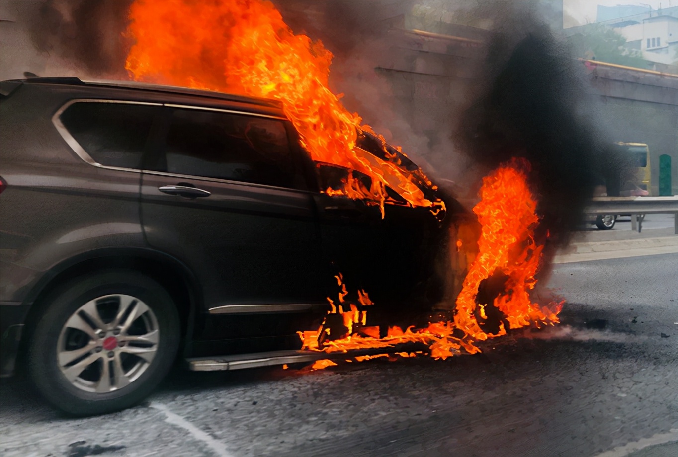 如何正确处理汽车自燃,汽车自燃如何自救