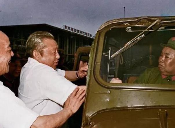 *世友许**将军的葬礼：一千多辆轿车排成长龙，撼动南京城