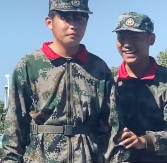 校园撞脸明星,大学生撞脸蔡徐坤