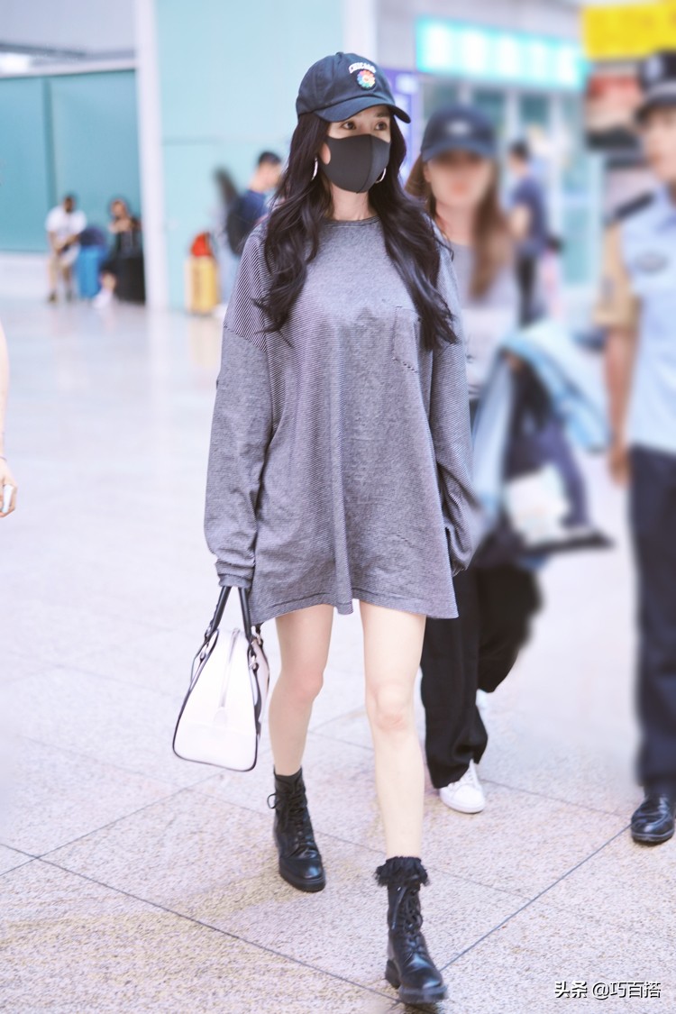 杨幂穿搭私服下身失踪,杨幂穿黑色短裤和青色上衣