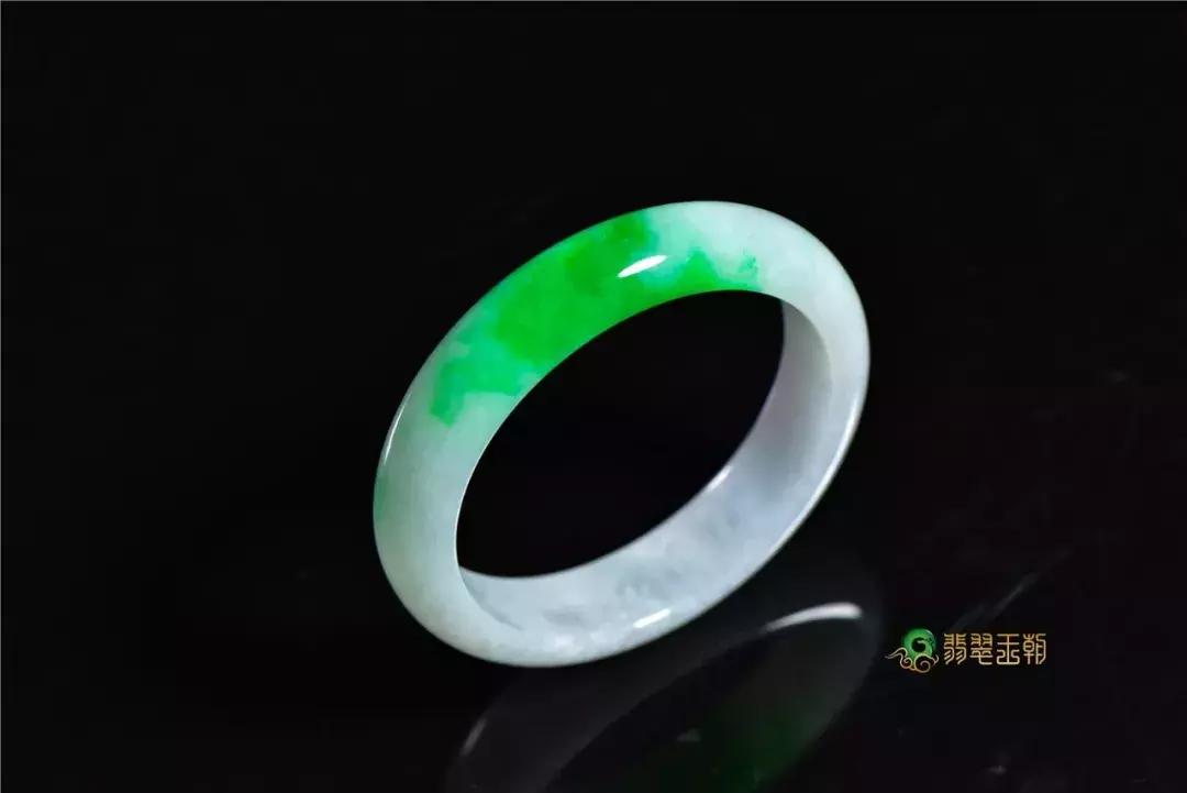 婆婆给儿媳一只金手镯,婆婆给我二手的银手镯