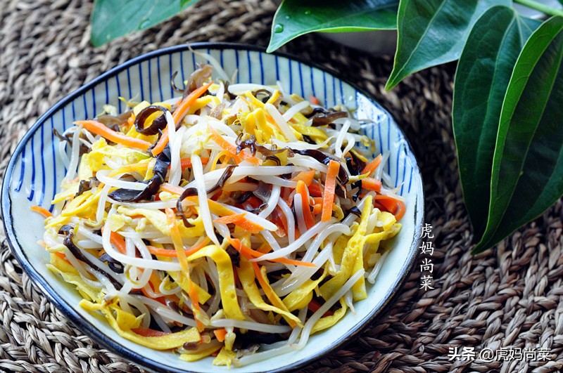 春饼这样做薄如蝉翼劲道又好吃,薄如蝉翼的春饼和面比例