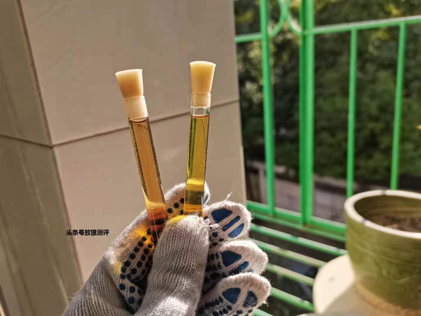 黄壳机油用段时间就发红了正常吗,机油灯亮了红色必须马上换机油吗