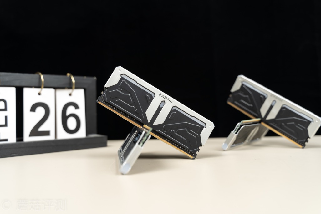 颜值和性能都很能打、扎达克SPARK台式机内存条评测