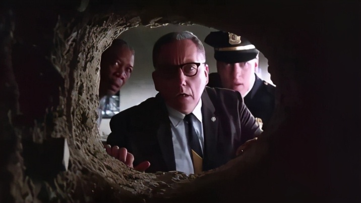 历时27年，他凭借2把小石锤、4张美女海报，逃离肖申克监狱