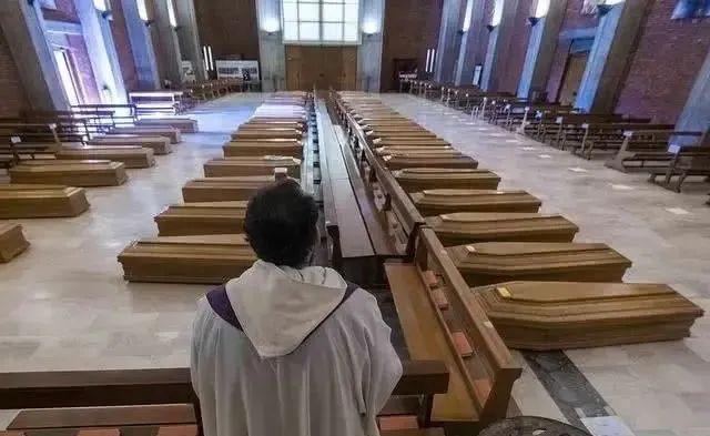 法国护士裸体抗议照片曝光:求求你!不要让我们赤裸面对病毒!!