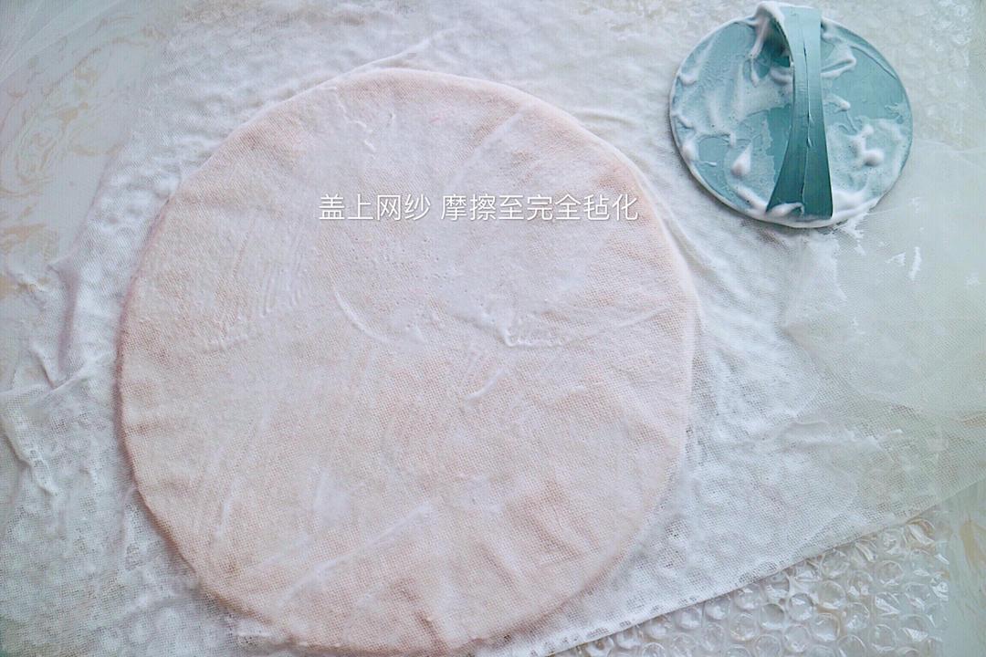 翻出收快递的泡沫纸，我家妞多了一顶可爱的帽子