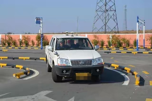 开车看不全车头怎么判断左右距离,开车时看不见车头如何判断距离