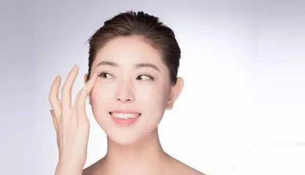 眼部周围为什么一直长脂肪粒,眼下的脂肪粒会有白色小点点