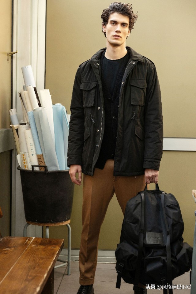 男士米白色小西服搭配卡其色裤子,秋冬男士宽松卡其色裤子搭配