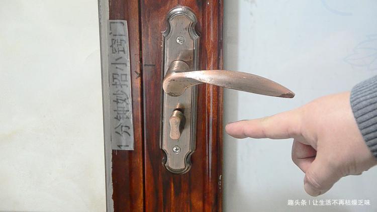 室内门被反锁怎么开锁最简单,门被反锁了从外面还没有钥匙孔