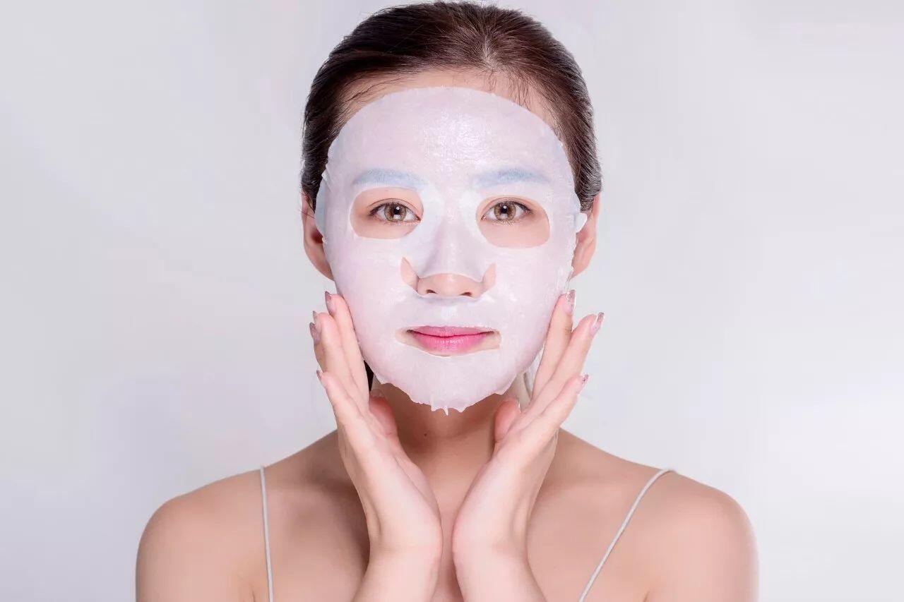 熬夜护肤贴面膜好吗,熬夜敷再贵面膜也没用