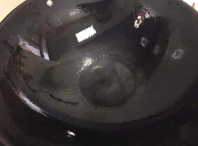 煎鱼总粘锅，别再怨锅了，大厨教你3个技巧，不粘锅不破皮，管用