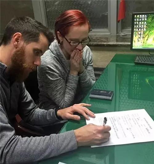 美国夫妇跨国领养的中国“蓝眼睛”女孩，当时被抛弃，如今怎样啦