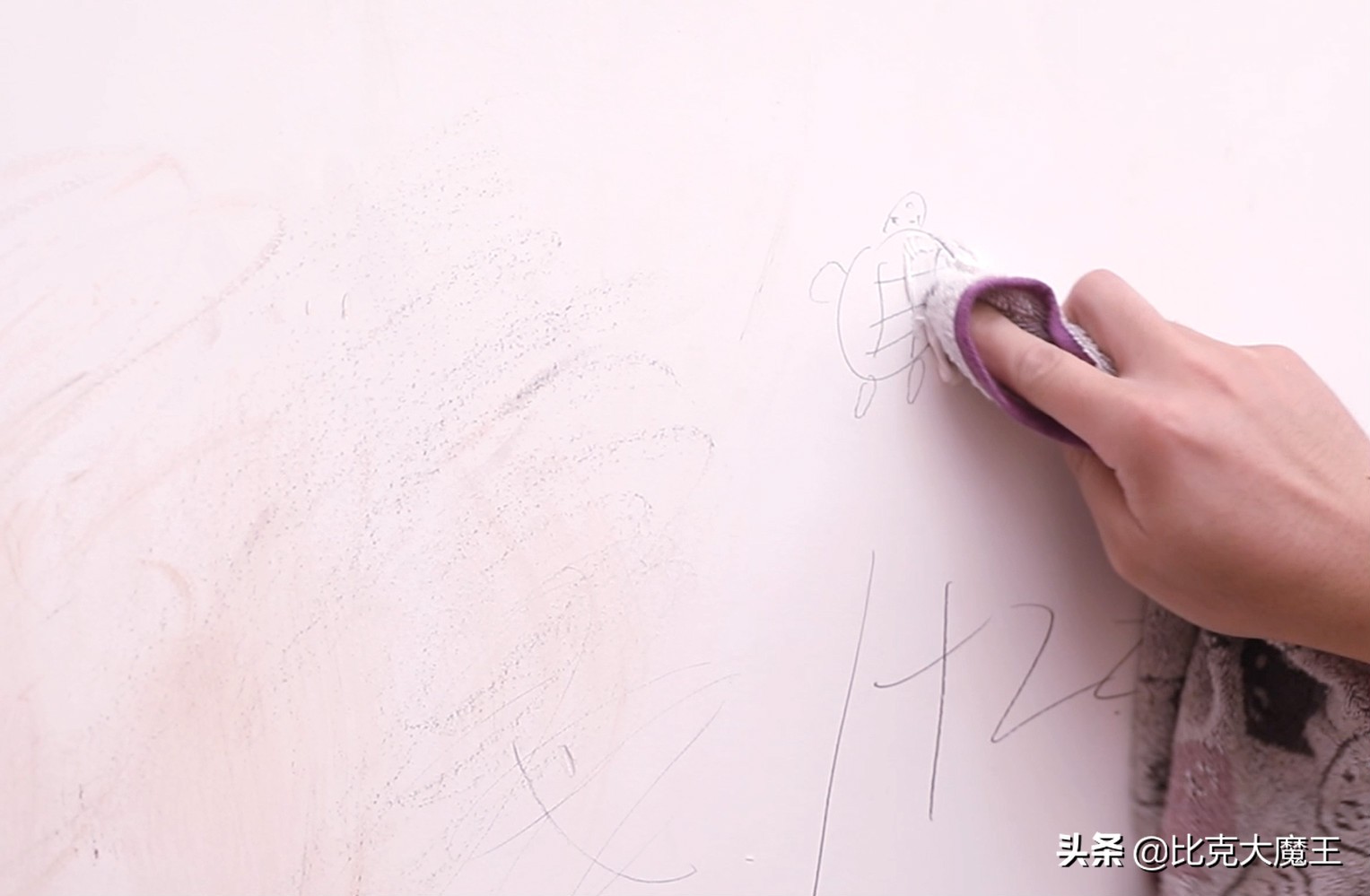 白墙脏了不用重新刷，墙壁上抹一点，简单擦一擦就干净，省力省事