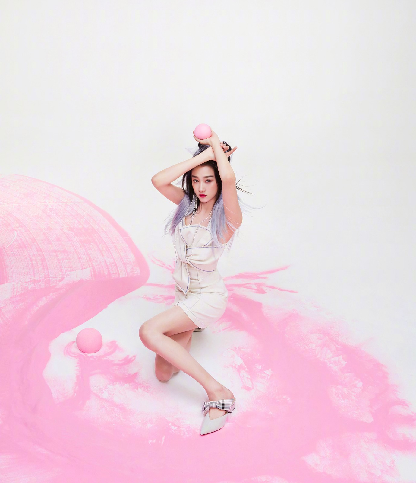 关晓彤渐变裹身裙路人照,关晓彤绑两个小马尾辫