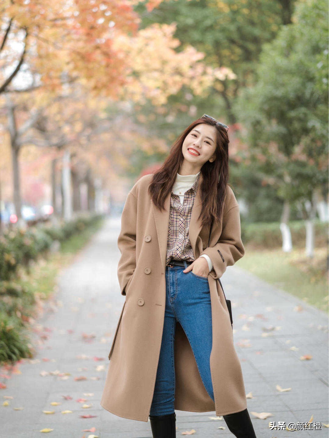 棕色大衣和蓝色牛仔裤搭配吗,冬季深棕色大衣穿什么裤子