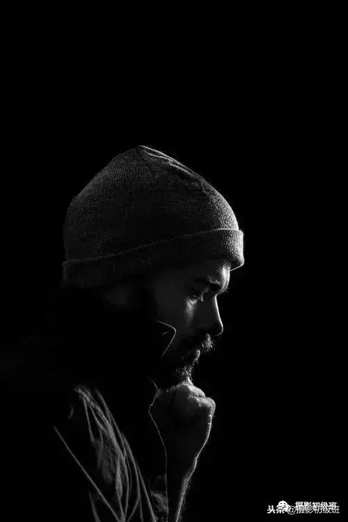摄影基础知识：如何拍出纯黑色背景照