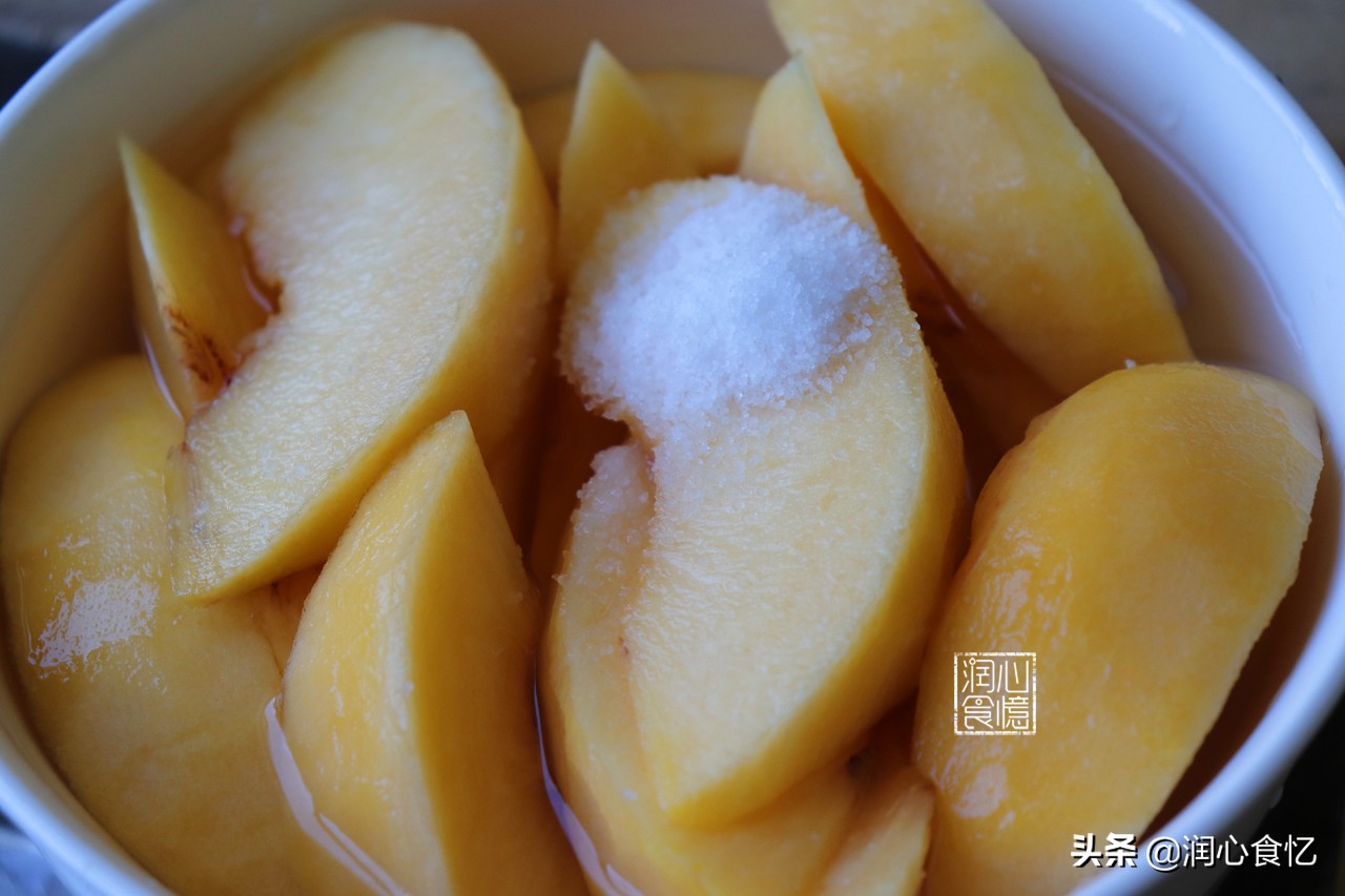 自制黄桃罐头煮和蒸之前，都不能少了这一步，怪不得桃肉酸坏得快