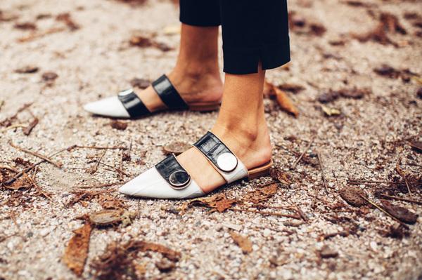 新买的鞋子总是磨脚,新鞋磨后脚跟有什么好方法处理吗