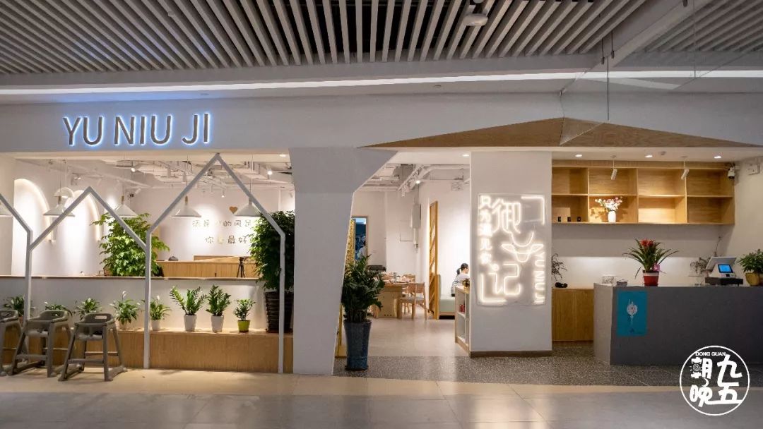 东莞首家火锅+烤肉一体涮就在万江家汇城，几百人排队等着吃