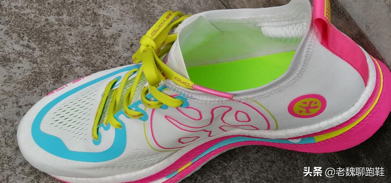 必迈惊碳实测报告：国产第一款推动力跑鞋，轻薄透气释放脚踝压力