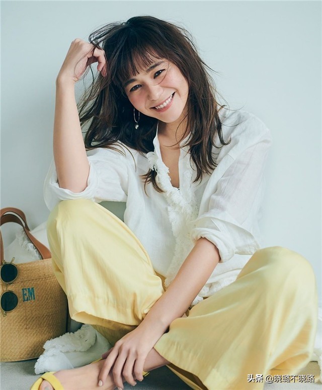 40-50岁减龄高级配色穿搭,永不过时黑白灰经典穿搭配色