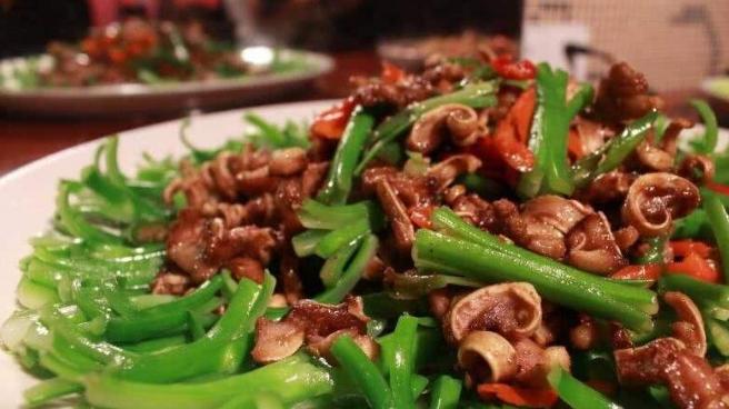 炒菜时油老往外溅,炒菜时怎么避免油到处溅