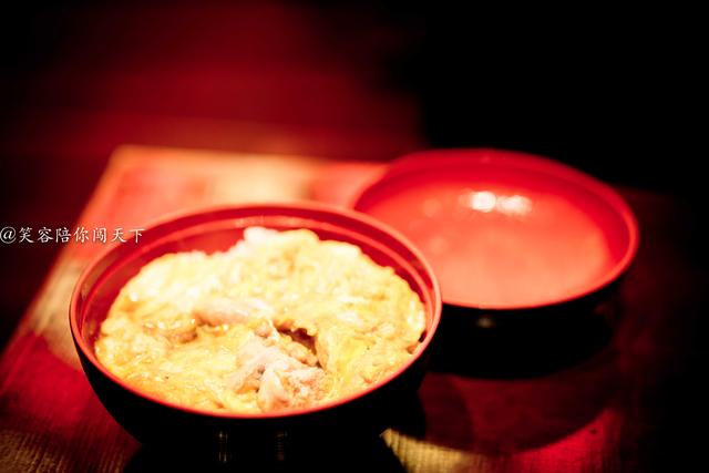 中国游客看日本店名很奇怪，名为鸟良商店，并非卖鸟食的小卖部