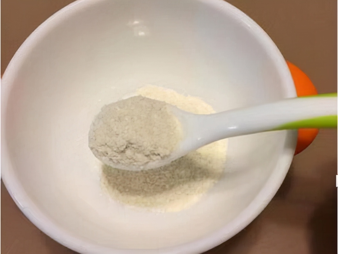 宝宝第一口辅食米粉注意事项,第一口辅食米粉需要很稀吗