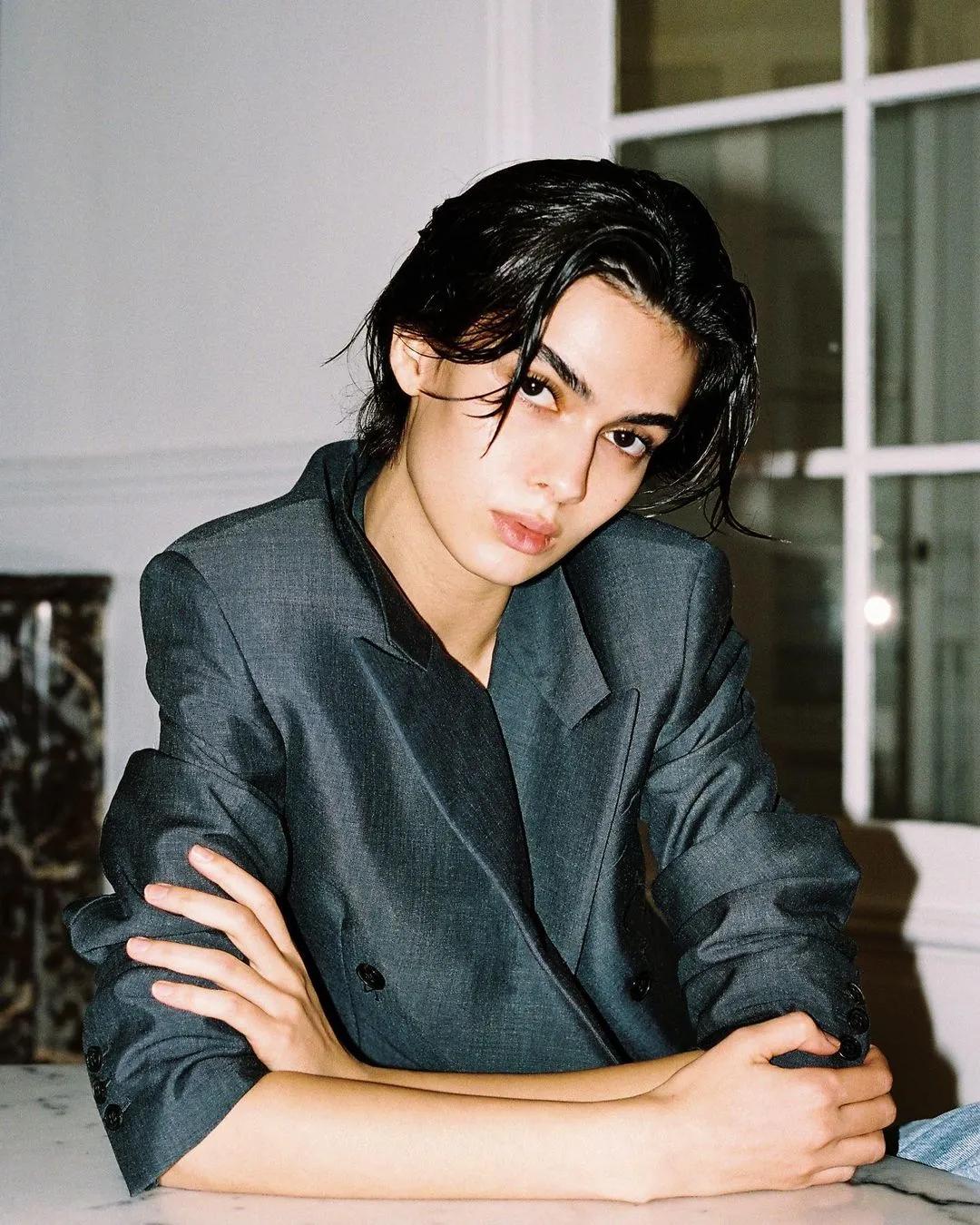 女明星红毯造型少不了它？网友：论优雅，还得是Armani的设计