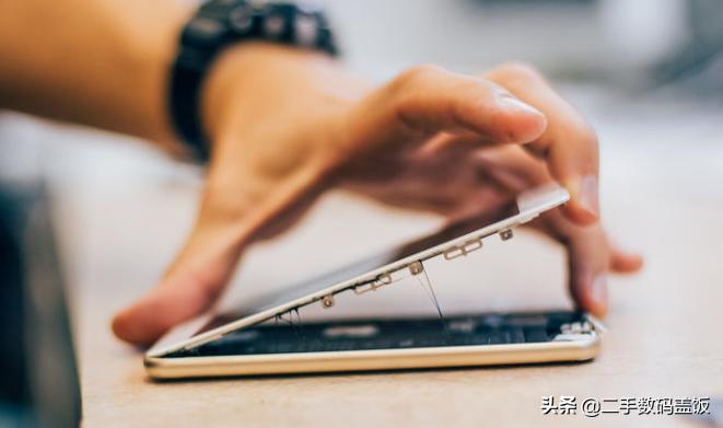 苹果手机摔出了彩色条纹怎么办,手机摔出彩色条纹