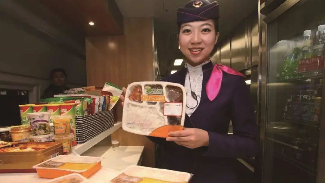 你以为火车只有泡面盒饭?火车文化的精髓,是堪比米其林的美食啊