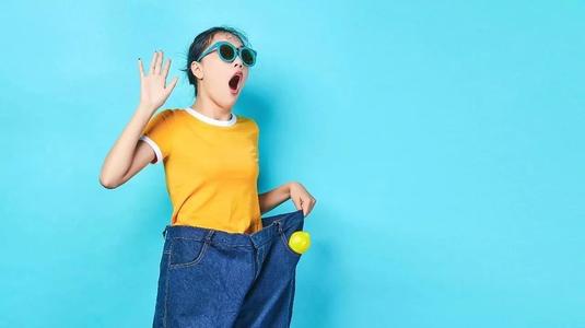 晚上不吃饭能瘦吗对身体有伤害吗,晚上不吃饭快走30分钟会瘦吗