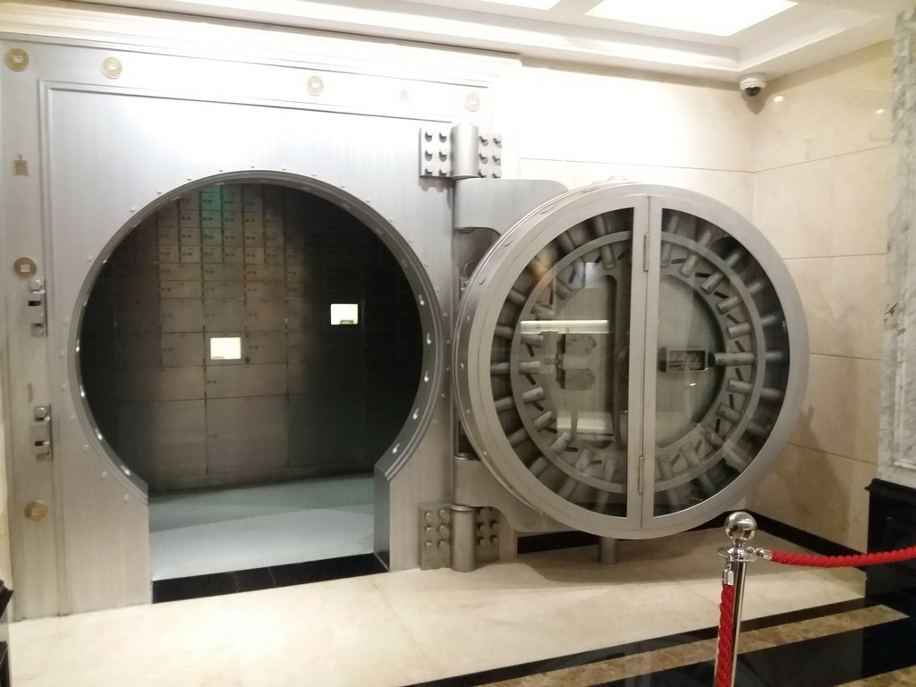 5000万买彩票盗窃案 (银行职员盗窃5100万只为买彩票)