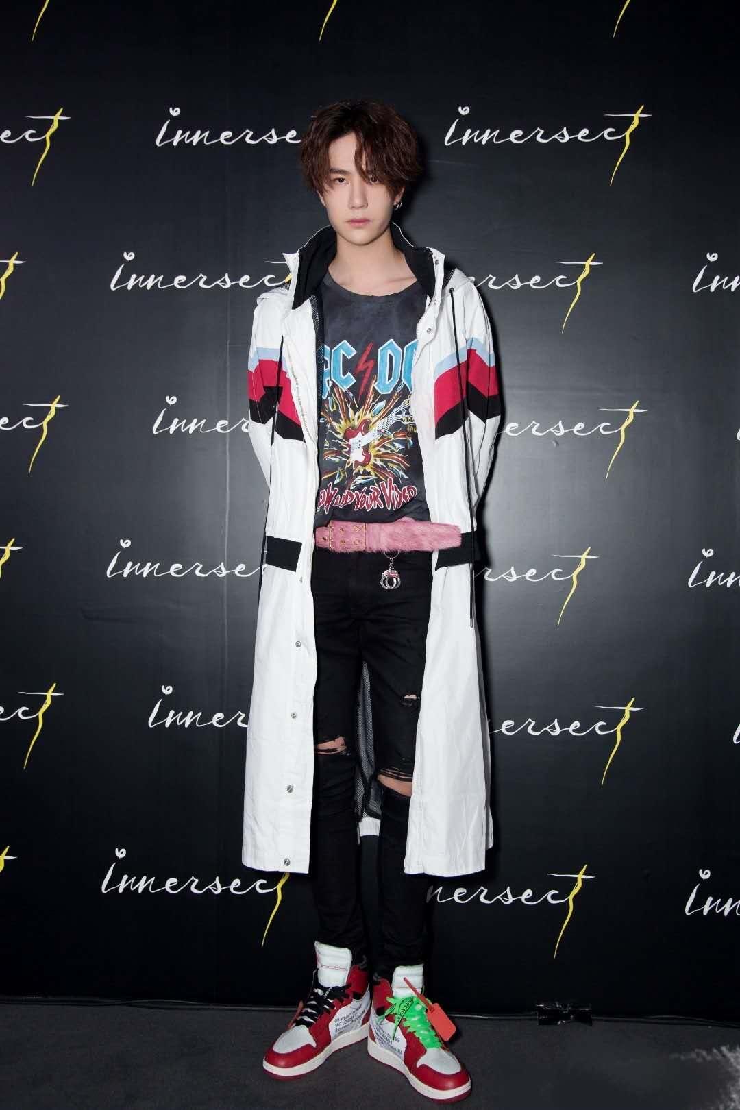 一博有条奇葩松紧带裤子?我所有的穿搭灵感都来源于创新。