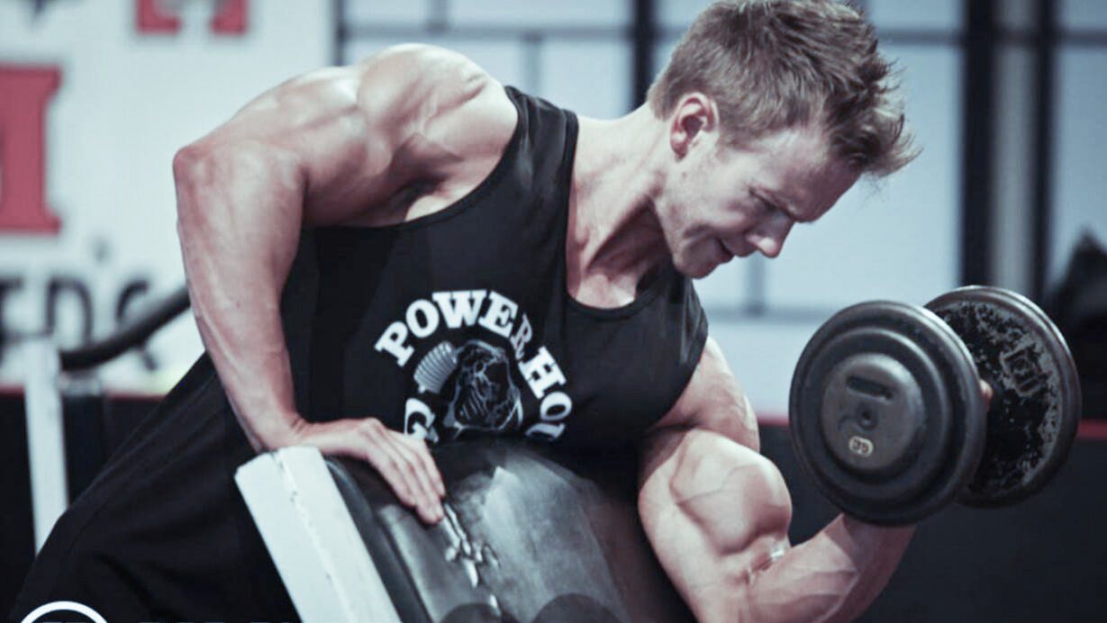 健身达人10个训练动作,臂围超过45cm请赤膊锻炼