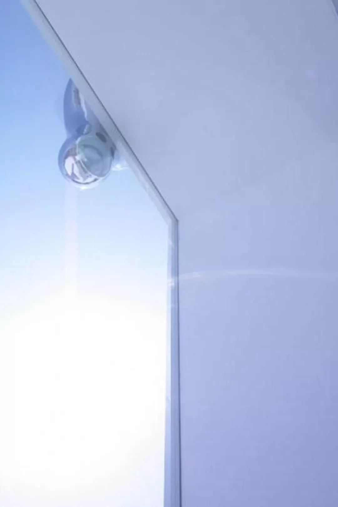 白天打卡33组奇妙的巨大装置，夜晚欣赏蓝色的光之海洋