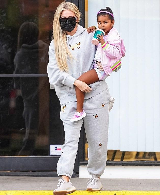 怀二胎的金小妹母女逛迪士尼！卫衣遮不住孕肚，戴米老鼠发箍扮嫩