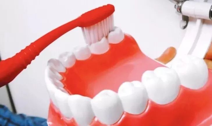 有牙周炎又有蛀牙怎么办 (牙周炎满口蛀牙还有救么)