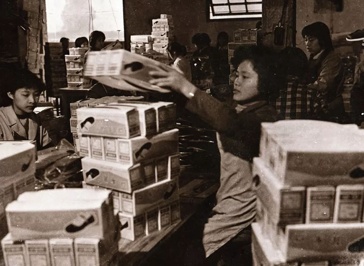 阿迪耐克折扣真的假的,国内买的阿迪耐克有真货吗